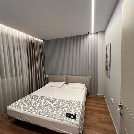 Luxury Apartment *